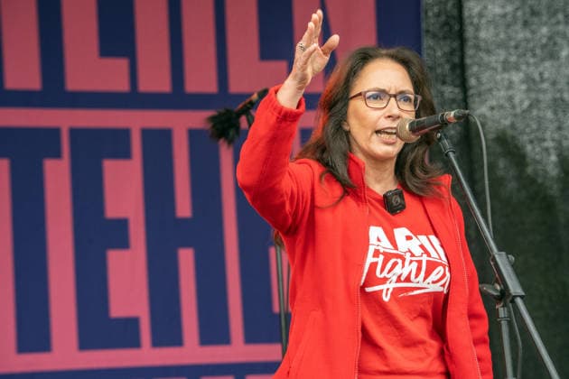 Yasmin Fahimi, DGB-Chefin, Rede bei Hauptkundgebung gegen den AfD-Bundesparteitag an diesem Wochenende, Kundgebung des DGB und des Bündnisses Zusammenstehen, Erfurt, 4. Juli 2026 Deutschland, Erfurt, 4. Juli 2026, Yasmin Fahimi, DGB-Chefin, Rede bei Hauptkundgebung gegen den AfD-Bundesparteitag auf dem Erfurter Messegelände, Kundgebung organisiert vom DGB und dem Bündnis Zusammenstehen, Zehntausende protestieren an der Messe Erfurt, wo der AfD Parteitag stattfindet, Protestbewegung, Politik, Thüringen *** Yasmin Fahimi, DGB President, speech at the main rally against the AfD national party convention this weekend, rally organized by the DGB and the Zusammenstehen alliance, Erfurt, July 4, 2026, Germany, Erfurt, July 4, 2026, Yasmin