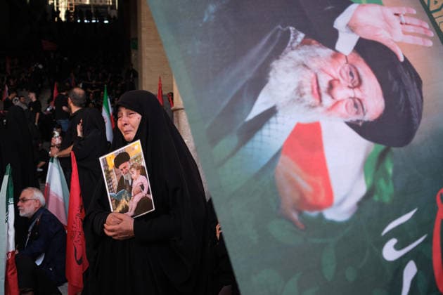 An Iranian attendant holds a portrait of late Iranian supreme leader Ayatollah Ali Khamenei during a mass prayer at the grand Mosallah mosque in Tehran, Iran, 05 July 2026. Iran is set to hold a multi-day state funeral from 04 to 09 July 2026 for the Iranian supreme leader assassinated on 28 February. State funeral of Ayatollah Ali Khamenei !ACHTUNG: NUR REDAKTIONELLE NUTZUNG!  Copyright: xJaimexLeonx GRAF1357 20260705-55020804412_1