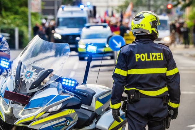 Großes Polizeiaufgebot rund um Demonstrationen und den AfD-Bundesparteitag an diesem Wochenende in Erfurt, 4. Juli 2026 Deutschland, Erfurt, 4. Juli 2026, großes Polizeiaufgebot rund um Demonstrationen und den AfD-Bundesparteitag an diesem Wochenende in Erfurt, Polizei sichert Demozug durch die Stadt zum Messegelände, wo die Hauptkundgebung gegen den AfD Parteitag stattfindet, Politik, Thüringen *** Large police presence surrounding demonstrations and the AfD national party convention this weekend in Erfurt, July 4, 2026 Germany, Erfurt, July 4, 2026, large police presence surrounding demonstrations and the AfD national party convention this weekend in Erfurt; police secure the march through the city to the convention center, where the