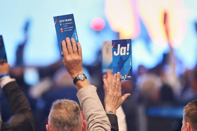 Erfurt, Thüringen, Deutschland, 04.07.2026: Messe: AfD-Bundesparteitag: Delegierte heben ihre Stimmkarte *** Erfurt, Thuringia, Germany, July 4, 2026: AfD National Party Convention—Delegates raise their voting cards Copyright: xdtsxNachrichtenagenturx dts_126343