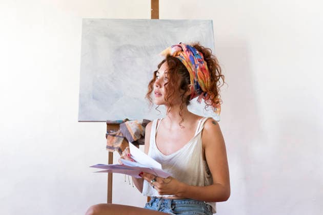 Young female painter in art studio next to empty canvas model released, Symbolfoto, JPTF00059