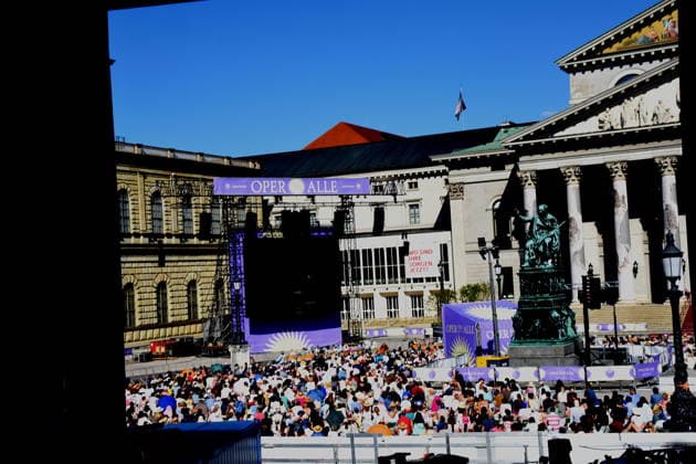 Besucher Muenchen 04.07.2026 Max Joseph Platz Bayerische Staatsoper OPER FUER ALLE Die Wallkuere -Richard Wagner Foto Muenchen *** Visitor to Munich, July 4, 2026, Max Joseph Platz, Bavarian State Opera, OPERA FOR EVERYONE, *Die Walküre* by Richard Wagner, Photo: Munich