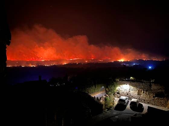 Huge fire broke out on Trevillach - Pyrenees-Orientales Huge fire broke out on the territory of the commune of Trévillach, on the outskirts of Montalba-le-Château, (Pyrénées-Orientales) about 35 kilometres from Perpignan on July 4, 2026. Photo by Geyres-Castoldi ABACAPRESS.COM Montalba-le-Château France  Copyright: xCastoldixIsabelle ABACAx