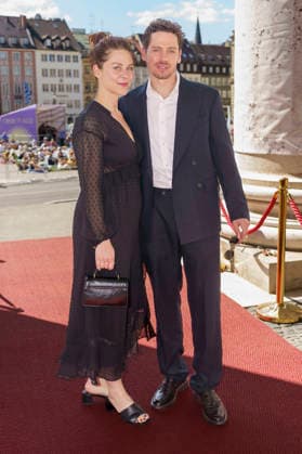 Johanna Graen und Anthony Paul bei der Ankunft zum Event Oper für alle 2026 im Rahmen der Münchner Opernfestspiele mit der Live-Opernübertragung von Richard Wagners Die Walküre im Nationaltheater. München, 04.07.2026 *** Johanna Graen and Anthony Paul upon their arrival at the Opera for All 2026 event, part of the Munich Opera Festival, featuring a live opera broadcast of Richard Wagner s *Die Walküre* at the National Theater in Munich, July 4, 2026 Foto:xN.xKolinzx xFuturexImagex oper_6726