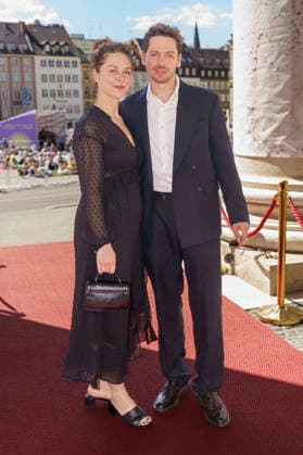 Johanna Graen und Anthony Paul bei der Ankunft zum Event Oper für alle 2026 im Rahmen der Münchner Opernfestspiele mit der Live-Opernübertragung von Richard Wagners Die Walküre im Nationaltheater. München, 04.07.2026 *** Johanna Graen and Anthony Paul upon their arrival at the Opera for All 2026 event, part of the Munich Opera Festival, featuring a live opera broadcast of Richard Wagner s *Die Walküre* at the National Theater in Munich, July 4, 2026 Foto:xN.xKolinzx xFuturexImagex oper_6727