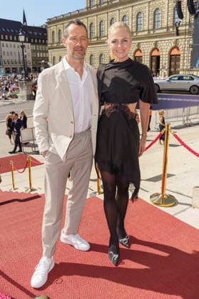 Sebastian Copeland mit Ehefrau Caroline Copeland bei der Ankunft zum Event Oper für alle 2026 im Rahmen der Münchner Opernfestspiele mit der Live-Opernübertragung von Richard Wagners Die Walküre im Nationaltheater. München, 04.07.2026 *** Sebastian Copeland with his wife Caroline Copeland upon arrival at the Opera for All 2026 event, part of the Munich Opera Festival, featuring a live opera broadcast of Richard Wagner s *Die Walküre* at the National Theater in Munich, July 4, 2026 Foto:xN.xKolinzx xFuturexImagex oper_6755