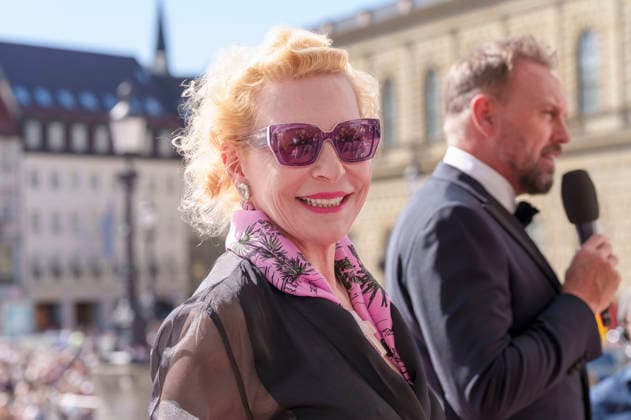 Sunnyi Melles bei der Ankunft zum Event Oper für alle 2026 im Rahmen der Münchner Opernfestspiele mit der Live-Opernübertragung von Richard Wagners Die Walküre im Nationaltheater. München, 04.07.2026 *** Sunnyi Melles upon her arrival at the Opera for All 2026 event, part of the Munich Opera Festival, featuring a live opera broadcast of Richard Wagner s *Die Walküre* at the National Theater in Munich, July 4, 2026 Foto:xN.xKolinzx xFuturexImagex oper_6763
