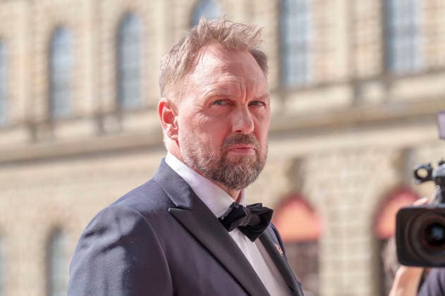 Steven Gätjen bei der Ankunft zum Event Oper für alle 2026 im Rahmen der Münchner Opernfestspiele mit der Live-Opernübertragung von Richard Wagners Die Walküre im Nationaltheater. München, 04.07.2026 *** Steven Gätjen upon arrival at the Opera for All 2026 event, part of the Munich Opera Festival, featuring a live opera broadcast of Richard Wagner s *Die Walküre* at the National Theater in Munich, July 4, 2026 Foto:xN.xKolinzx xFuturexImagex oper_6705