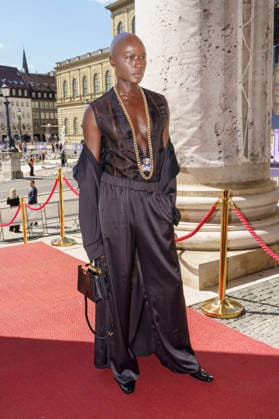 Papis Loveday bei der Ankunft zum Event Oper für alle 2026 im Rahmen der Münchner Opernfestspiele mit der Live-Opernübertragung von Richard Wagners Die Walküre im Nationaltheater. München, 04.07.2026 *** Papis Loveday upon arrival at the Opera for All 2026 event, part of the Munich Opera Festival, featuring a live opera broadcast of Richard Wagner s *Die Walküre* at the National Theater in Munich, July 4, 2026 Foto:xN.xKolinzx xFuturexImagex oper_6706