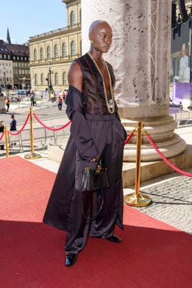 Papis Loveday bei der Ankunft zum Event Oper für alle 2026 im Rahmen der Münchner Opernfestspiele mit der Live-Opernübertragung von Richard Wagners Die Walküre im Nationaltheater. München, 04.07.2026 *** Papis Loveday upon arrival at the Opera for All 2026 event, part of the Munich Opera Festival, featuring a live opera broadcast of Richard Wagner s *Die Walküre* at the National Theater in Munich, July 4, 2026 Foto:xN.xKolinzx xFuturexImagex oper_6707