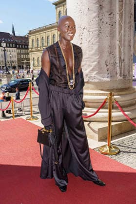 Papis Loveday bei der Ankunft zum Event Oper für alle 2026 im Rahmen der Münchner Opernfestspiele mit der Live-Opernübertragung von Richard Wagners Die Walküre im Nationaltheater. München, 04.07.2026 *** Papis Loveday upon arrival at the Opera for All 2026 event, part of the Munich Opera Festival, featuring a live opera broadcast of Richard Wagner s *Die Walküre* at the National Theater in Munich, July 4, 2026 Foto:xN.xKolinzx xFuturexImagex oper_6708