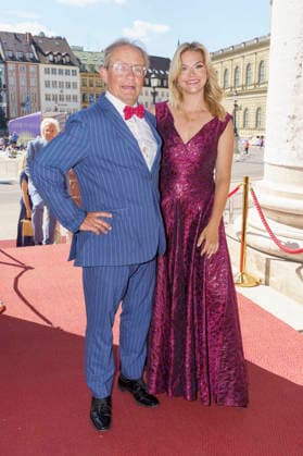 Wigald Boning mit Ehefrau Teresa Boning bei der Ankunft zum Event Oper für alle 2026 im Rahmen der Münchner Opernfestspiele mit der Live-Opernübertragung von Richard Wagners Die Walküre im Nationaltheater. München, 04.07.2026 *** Wigald Boning with his wife, Teresa Boning, upon arrival at the Opera for All 2026 event, part of the Munich Opera Festival, featuring a live opera broadcast of Richard Wagner’s *Die Walküre* at the National Theater in Munich, July 4, 2026 Foto:xN.xKolinzx xFuturexImagex oper_6710