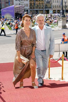 Nicola Tiggeler und Timothy Peach bei der Ankunft zum Event Oper für alle 2026 im Rahmen der Münchner Opernfestspiele mit der Live-Opernübertragung von Richard Wagners Die Walküre im Nationaltheater. München, 04.07.2026 *** Nicola Tiggeler and Timothy Peach upon their arrival at the Opera for All 2026 event, part of the Munich Opera Festival, featuring a live opera broadcast of Richard Wagner’s *Die Walküre* at the National Theater in Munich, July 4, 2026 Foto:xN.xKolinzx xFuturexImagex oper_6717