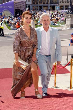 Nicola Tiggeler und Timothy Peach bei der Ankunft zum Event Oper für alle 2026 im Rahmen der Münchner Opernfestspiele mit der Live-Opernübertragung von Richard Wagners Die Walküre im Nationaltheater. München, 04.07.2026 *** Nicola Tiggeler and Timothy Peach upon their arrival at the Opera for All 2026 event, part of the Munich Opera Festival, featuring a live opera broadcast of Richard Wagner’s *Die Walküre* at the National Theater in Munich, July 4, 2026 Foto:xN.xKolinzx xFuturexImagex oper_6718
