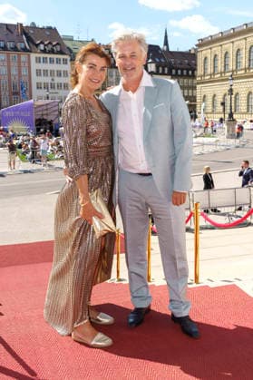 Nicola Tiggeler und Timothy Peach bei der Ankunft zum Event Oper für alle 2026 im Rahmen der Münchner Opernfestspiele mit der Live-Opernübertragung von Richard Wagners Die Walküre im Nationaltheater. München, 04.07.2026 *** Nicola Tiggeler and Timothy Peach upon their arrival at the Opera for All 2026 event, part of the Munich Opera Festival, featuring a live opera broadcast of Richard Wagner’s *Die Walküre* at the National Theater in Munich, July 4, 2026 Foto:xN.xKolinzx xFuturexImagex oper_6720
