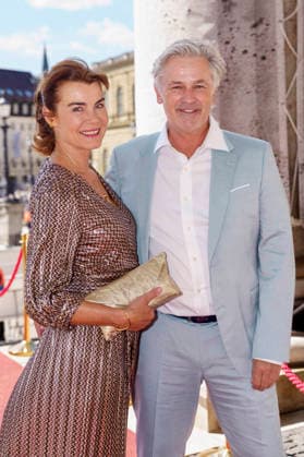 Nicola Tiggeler und Timothy Peach bei der Ankunft zum Event Oper für alle 2026 im Rahmen der Münchner Opernfestspiele mit der Live-Opernübertragung von Richard Wagners Die Walküre im Nationaltheater. München, 04.07.2026 *** Nicola Tiggeler and Timothy Peach upon their arrival at the Opera for All 2026 event, part of the Munich Opera Festival, featuring a live opera broadcast of Richard Wagner’s *Die Walküre* at the National Theater in Munich, July 4, 2026 Foto:xN.xKolinzx xFuturexImagex oper_6723