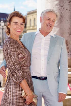 Nicola Tiggeler und Timothy Peach bei der Ankunft zum Event Oper für alle 2026 im Rahmen der Münchner Opernfestspiele mit der Live-Opernübertragung von Richard Wagners Die Walküre im Nationaltheater. München, 04.07.2026 *** Nicola Tiggeler and Timothy Peach upon their arrival at the Opera for All 2026 event, part of the Munich Opera Festival, featuring a live opera broadcast of Richard Wagner’s *Die Walküre* at the National Theater in Munich, July 4, 2026 Foto:xN.xKolinzx xFuturexImagex oper_6724