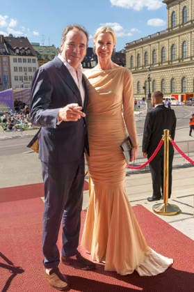 Thomas Ohrner mit Ehefrau Anne Arnholdt bei der Ankunft zum Event Oper für alle 2026 im Rahmen der Münchner Opernfestspiele mit der Live-Opernübertragung von Richard Wagners Die Walküre im Nationaltheater. München, 04.07.2026 *** Thomas Ohrner with his wife Anne Arnholdt upon arrival at the Opera for All 2026 event, part of the Munich Opera Festival, featuring a live opera broadcast of Richard Wagner’s *Die Walküre* at the National Theater in Munich, July 4, 2026 Foto:xN.xKolinzx xFuturexImagex oper_6729