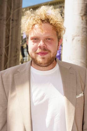 Johannes Berzl bei der Ankunft zum Event Oper für alle 2026 im Rahmen der Münchner Opernfestspiele mit der Live-Opernübertragung von Richard Wagners Die Walküre im Nationaltheater. München, 04.07.2026 *** Johannes Berzl upon his arrival at the Opera for All 2026 event, part of the Munich Opera Festival, featuring a live opera broadcast of Richard Wagner s *Die Walküre* at the National Theater in Munich, July 4, 2026 Foto:xN.xKolinzx xFuturexImagex oper_6735