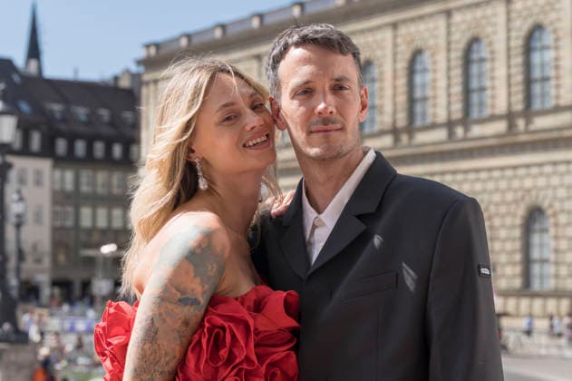 Olga Löffler mit Ehemann Niclas Löffler bei der Ankunft zum Event Oper für alle 2026 im Rahmen der Münchner Opernfestspiele mit der Live-Opernübertragung von Richard Wagners Die Walküre im Nationaltheater. München, 04.07.2026 *** Olga Löffler with her husband Niclas Löffler upon arrival at the Opera for All 2026 event, part of the Munich Opera Festival, featuring a live opera broadcast of Richard Wagner s *Die Walküre* at the National Theater in Munich, July 4, 2026 Foto:xN.xKolinzx xFuturexImagex oper_6739