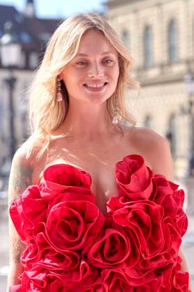 Olga Löffler bei der Ankunft zum Event Oper für alle 2026 im Rahmen der Münchner Opernfestspiele mit der Live-Opernübertragung von Richard Wagners Die Walküre im Nationaltheater. München, 04.07.2026 *** Olga Löffler upon her arrival at the Opera for All 2026 event, part of the Munich Opera Festival, featuring a live opera broadcast of Richard Wagner s *Die Walküre* at the National Theater in Munich, July 4, 2026 Foto:xN.xKolinzx xFuturexImagex oper_6743