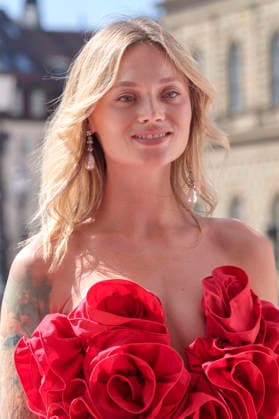Olga Löffler bei der Ankunft zum Event Oper für alle 2026 im Rahmen der Münchner Opernfestspiele mit der Live-Opernübertragung von Richard Wagners Die Walküre im Nationaltheater. München, 04.07.2026 *** Olga Löffler upon her arrival at the Opera for All 2026 event, part of the Munich Opera Festival, featuring a live opera broadcast of Richard Wagner s *Die Walküre* at the National Theater in Munich, July 4, 2026 Foto:xN.xKolinzx xFuturexImagex oper_6745