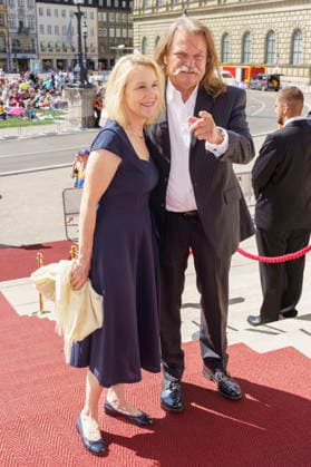 Leslie Mandoki mit Ehefrau Eva Mandoki bei der Ankunft zum Event Oper für alle 2026 im Rahmen der Münchner Opernfestspiele mit der Live-Opernübertragung von Richard Wagners Die Walküre im Nationaltheater. München, 04.07.2026 *** Leslie Mandoki with his wife, Eva Mandoki, upon arrival at the Opera for All 2026 event, part of the Munich Opera Festival, featuring a live opera broadcast of Richard Wagner s *Die Walküre* at the National Theater in Munich, July 4, 2026 Foto:xN.xKolinzx xFuturexImagex oper_6747