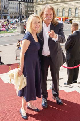 Leslie Mandoki mit Ehefrau Eva Mandoki bei der Ankunft zum Event Oper für alle 2026 im Rahmen der Münchner Opernfestspiele mit der Live-Opernübertragung von Richard Wagners Die Walküre im Nationaltheater. München, 04.07.2026 *** Leslie Mandoki with his wife, Eva Mandoki, upon arrival at the Opera for All 2026 event, part of the Munich Opera Festival, featuring a live opera broadcast of Richard Wagner s *Die Walküre* at the National Theater in Munich, July 4, 2026 Foto:xN.xKolinzx xFuturexImagex oper_6748