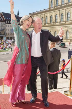 Wolfgang Heubisch mit Ehefrau Kristina Kalb-Heubisch bei der Ankunft zum Event Oper für alle 2026 im Rahmen der Münchner Opernfestspiele mit der Live-Opernübertragung von Richard Wagners Die Walküre im Nationaltheater. München, 04.07.2026 *** Wolfgang Heubisch with his wife, Kristina Kalb Heubisch, upon arrival at the Opera for All 2026 event, part of the Munich Opera Festival, featuring a live opera broadcast of Richard Wagner’s *Die Walküre* at the National Theater in Munich, July 4, 2026 Foto:xN.xKolinzx xFuturexImagex oper_6749