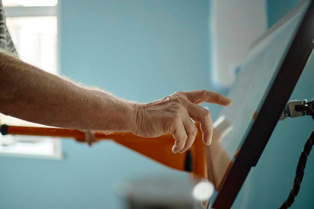 Senior man touches screen during physiotherapy recovery model released, Symbolfoto property released, KPEF01457