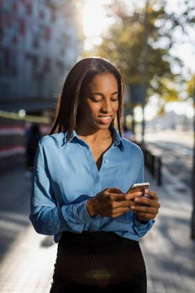 Businesswoman using smartphone model released, Symbolfoto, MAUF01865