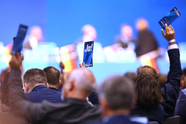 Erfurt, Thüringen, Deutschland, 05.07.2026: Messe: AfD-Bundesparteitag: Delegierte heben ihre Stimmkarte *** Erfurt, Thuringia, Germany, July 5, 2026: AfD National Party Convention—Delegates raise their voting cards Copyright: xdtsxNachrichtenagenturx dts_126476