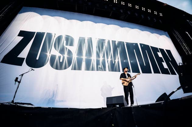 Clueso live bei einem Konzert auf dem Domplatz. Erfurt, 04.07.2026 *** Clueso performing live at a concert on Domplatz in Erfurt, July 4, 2026 Foto:xM.xKremerx xFuturexImagex clueso_6701