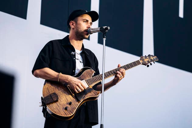 Clueso live bei einem Konzert auf dem Domplatz. Erfurt, 04.07.2026 *** Clueso performing live at a concert on Domplatz in Erfurt, July 4, 2026 Foto:xM.xKremerx xFuturexImagex clueso_6703