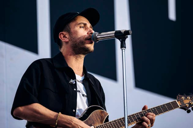 Clueso live bei einem Konzert auf dem Domplatz. Erfurt, 04.07.2026 *** Clueso performing live at a concert on Domplatz in Erfurt, July 4, 2026 Foto:xM.xKremerx xFuturexImagex clueso_6704