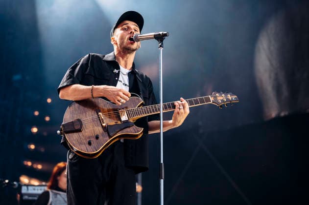 Clueso live bei einem Konzert auf dem Domplatz. Erfurt, 04.07.2026 *** Clueso performing live at a concert on Domplatz in Erfurt, July 4, 2026 Foto:xM.xKremerx xFuturexImagex clueso_6705