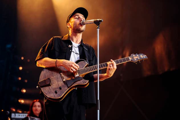 Clueso live bei einem Konzert auf dem Domplatz. Erfurt, 04.07.2026 *** Clueso performing live at a concert on Domplatz in Erfurt, July 4, 2026 Foto:xM.xKremerx xFuturexImagex clueso_6706