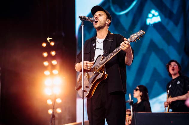 Clueso live bei einem Konzert auf dem Domplatz. Erfurt, 04.07.2026 *** Clueso performing live at a concert on Domplatz in Erfurt, July 4, 2026 Foto:xM.xKremerx xFuturexImagex clueso_6710