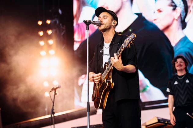 Clueso live bei einem Konzert auf dem Domplatz. Erfurt, 04.07.2026 *** Clueso performing live at a concert on Domplatz in Erfurt, July 4, 2026 Foto:xM.xKremerx xFuturexImagex clueso_6711