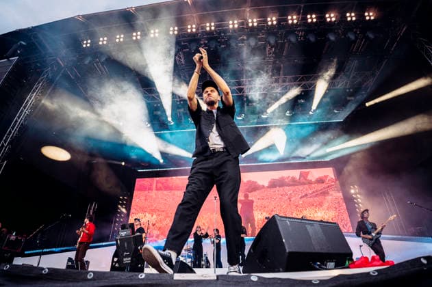 Clueso live bei einem Konzert auf dem Domplatz. Erfurt, 04.07.2026 *** Clueso performing live at a concert on Domplatz in Erfurt, July 4, 2026 Foto:xM.xKremerx xFuturexImagex clueso_6713