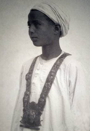 RECORD DATE NOT STATED Hussein Abdel-Rassoul, water carrier on the excavation of Howard Carter who discovered the first step of the tomb of Tutankhamun Hussein Abdel-Rassoul, water carrier on the excavation of Howard Carter and who would have been the one who discovered the first step of the tomb of Tutankhamun on November 9, 1922. Around his neck is a necklace from the treasure Editorial use only. All other uses to be cleared with the copyright owner (World History Archive), in advance., WHA_189_0925.jpg, Hussein Abdel-Rassoul; water carrier; excavation; Howard Carter; discovery; first step; tomb; Tutankhamun; November 9, 1922; necklace; treasure; archaeology; Egypt; ancient; history; excavation site; archaeologist; discovery; excavation t Copyright: xWorldxHistoryxArchivex