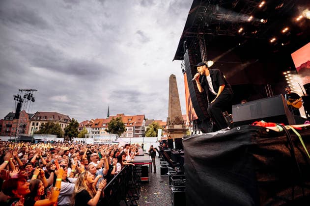 Clueso live bei einem Konzert auf dem Domplatz. Erfurt, 04.07.2026 *** Clueso performing live at a concert on Domplatz in Erfurt, July 4, 2026 Foto:xM.xKremerx xFuturexImagex clueso_6716