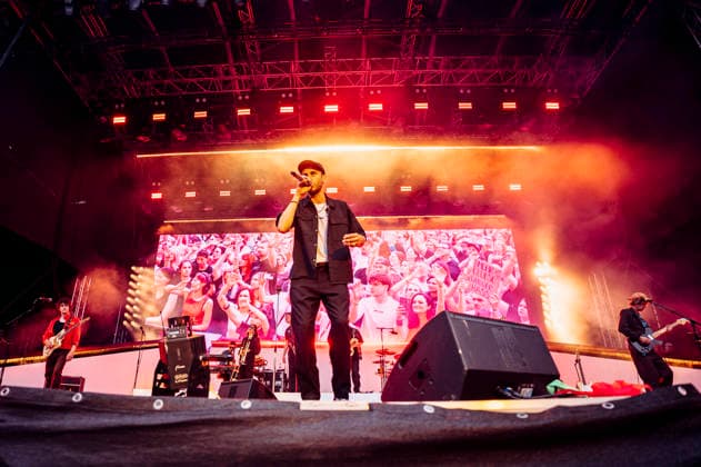 Clueso live bei einem Konzert auf dem Domplatz. Erfurt, 04.07.2026 *** Clueso performing live at a concert on Domplatz in Erfurt, July 4, 2026 Foto:xM.xKremerx xFuturexImagex clueso_6717