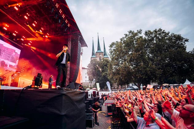 Clueso live bei einem Konzert auf dem Domplatz. Erfurt, 04.07.2026 *** Clueso performing live at a concert on Domplatz in Erfurt, July 4, 2026 Foto:xM.xKremerx xFuturexImagex clueso_6721