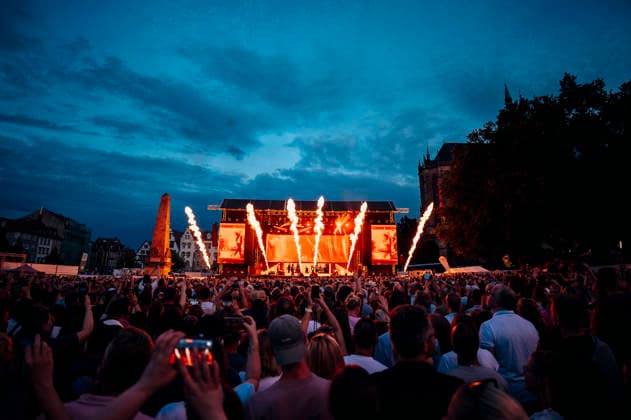 Clueso live bei einem Konzert auf dem Domplatz. Erfurt, 04.07.2026 *** Clueso performing live at a concert on Domplatz in Erfurt, July 4, 2026 Foto:xM.xKremerx xFuturexImagex clueso_6729