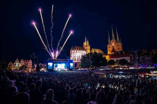 Clueso live bei einem Konzert auf dem Domplatz. Erfurt, 04.07.2026 *** Clueso performing live at a concert on Domplatz in Erfurt, July 4, 2026 Foto:xM.xKremerx xFuturexImagex clueso_6730