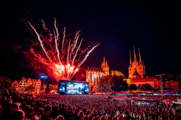 Entertainment Themen der Woche KW27 Clueso live bei einem Konzert auf dem Domplatz. Erfurt, 04.07.2026 *** Clueso performing live at a concert on Domplatz in Erfurt, July 4, 2026 Foto:xM.xKremerx xFuturexImagex clueso_6731
