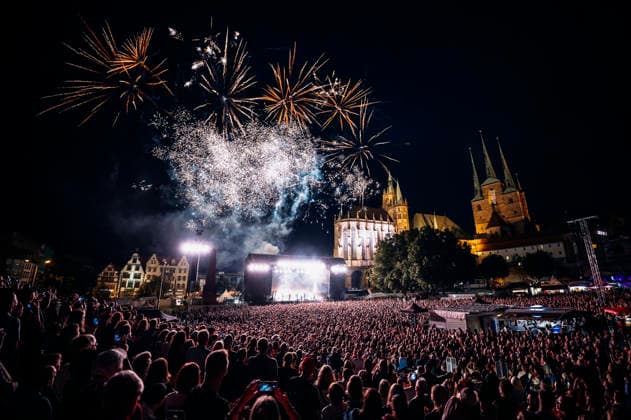 Clueso live bei einem Konzert auf dem Domplatz. Erfurt, 04.07.2026 *** Clueso performing live at a concert on Domplatz in Erfurt, July 4, 2026 Foto:xM.xKremerx xFuturexImagex clueso_6732