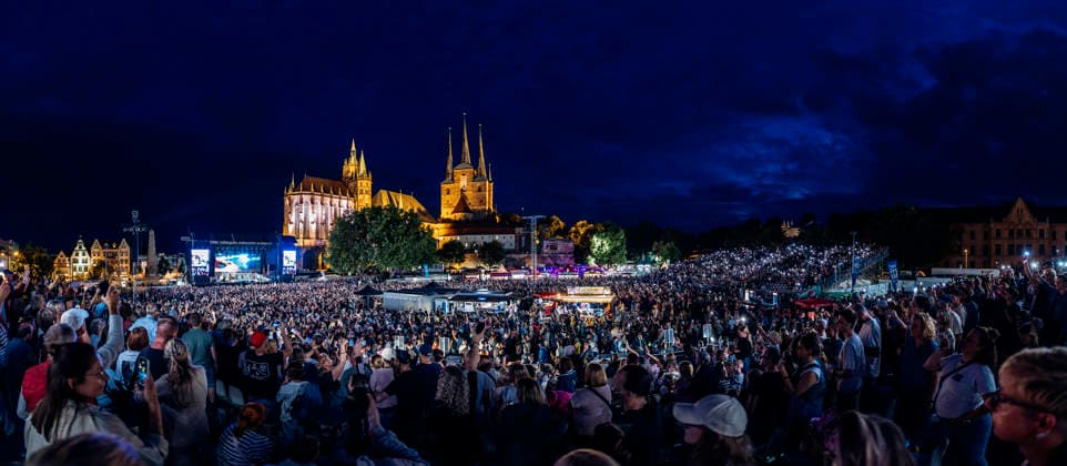 Clueso live bei einem Konzert auf dem Domplatz. Erfurt, 04.07.2026 *** Clueso performing live at a concert on Domplatz in Erfurt, July 4, 2026 Foto:xM.xKremerx xFuturexImagex clueso_6733