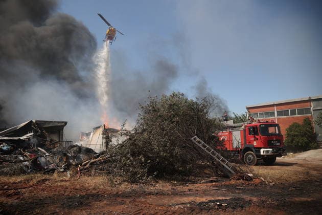 Wildfire continues near Thessaloniki as firefighters battle blaze THESSALONIKI, GREECE - JULY 5: Firefighters battle a wildfire that erupted the previous day in Oreokastro, on the outskirts of Thessaloniki, Greece on July 5, 2026. Svarnias Vasilis Anadolu Thessaloniki Greece. Editorial use only. Please get in touch for any other usage.  Copyright: x2026xAnadoluxSvarniasxVasilisx